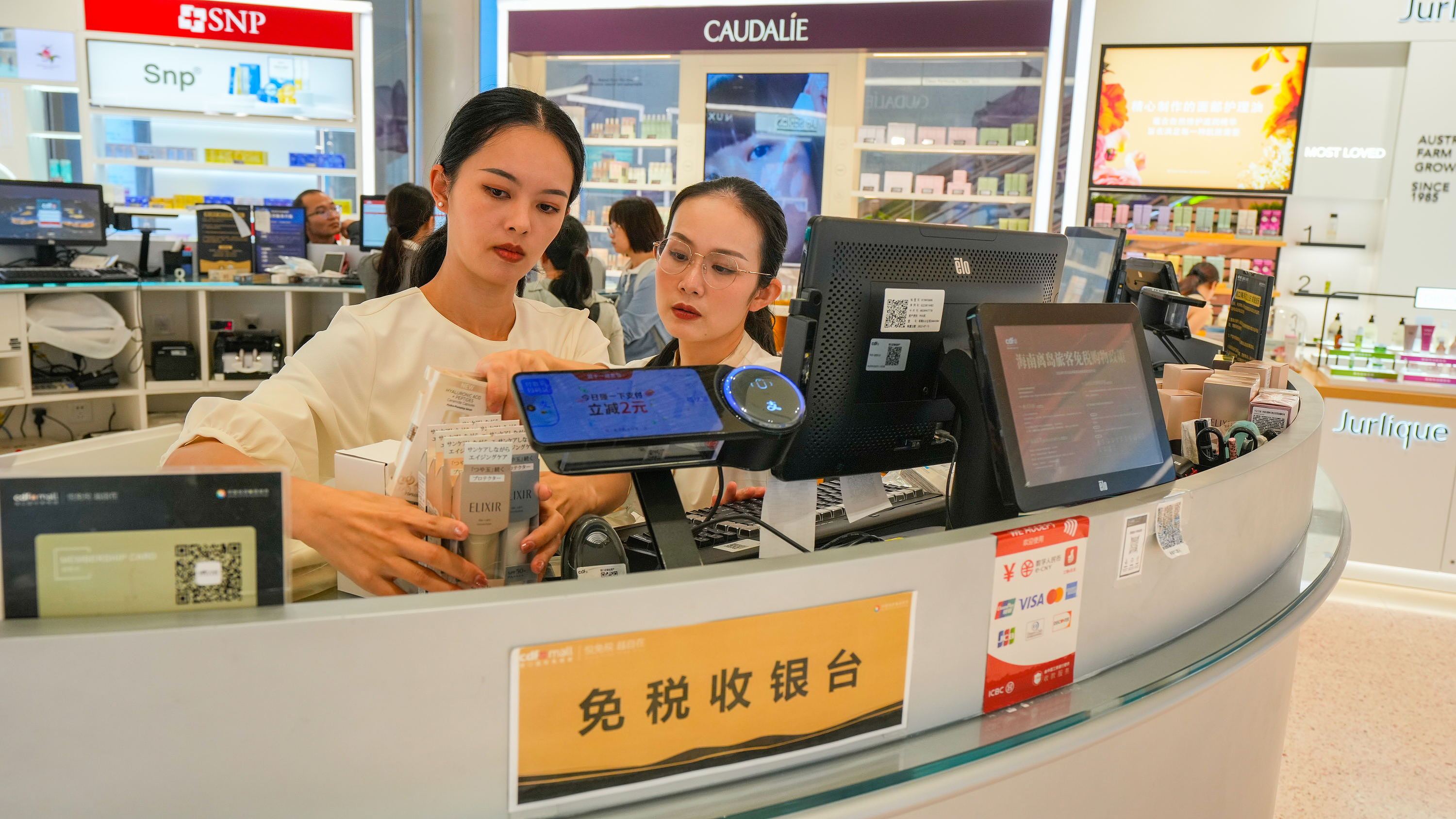 2025年11月1日，?？?，cdf海口國(guó)際免稅城內(nèi)人頭攢動(dòng)，眾多旅客在選購(gòu)免稅商品。