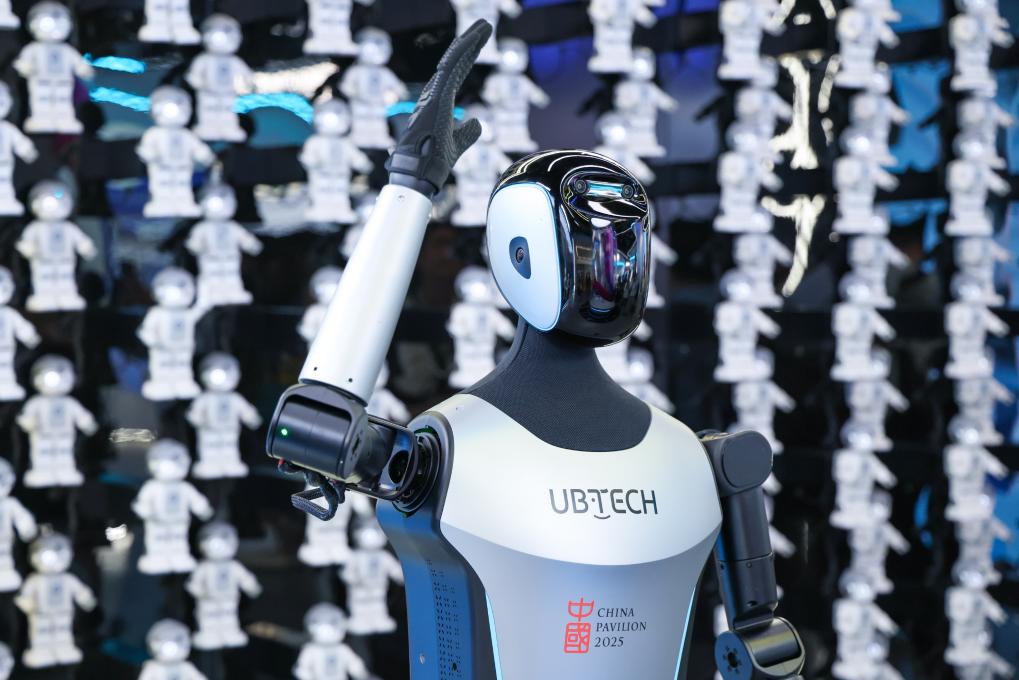 △ 2025年4月23日，在深圳優(yōu)必選科技展廳內(nèi)，商用版人形機(jī)器人Walker C向觀眾揮手致意。