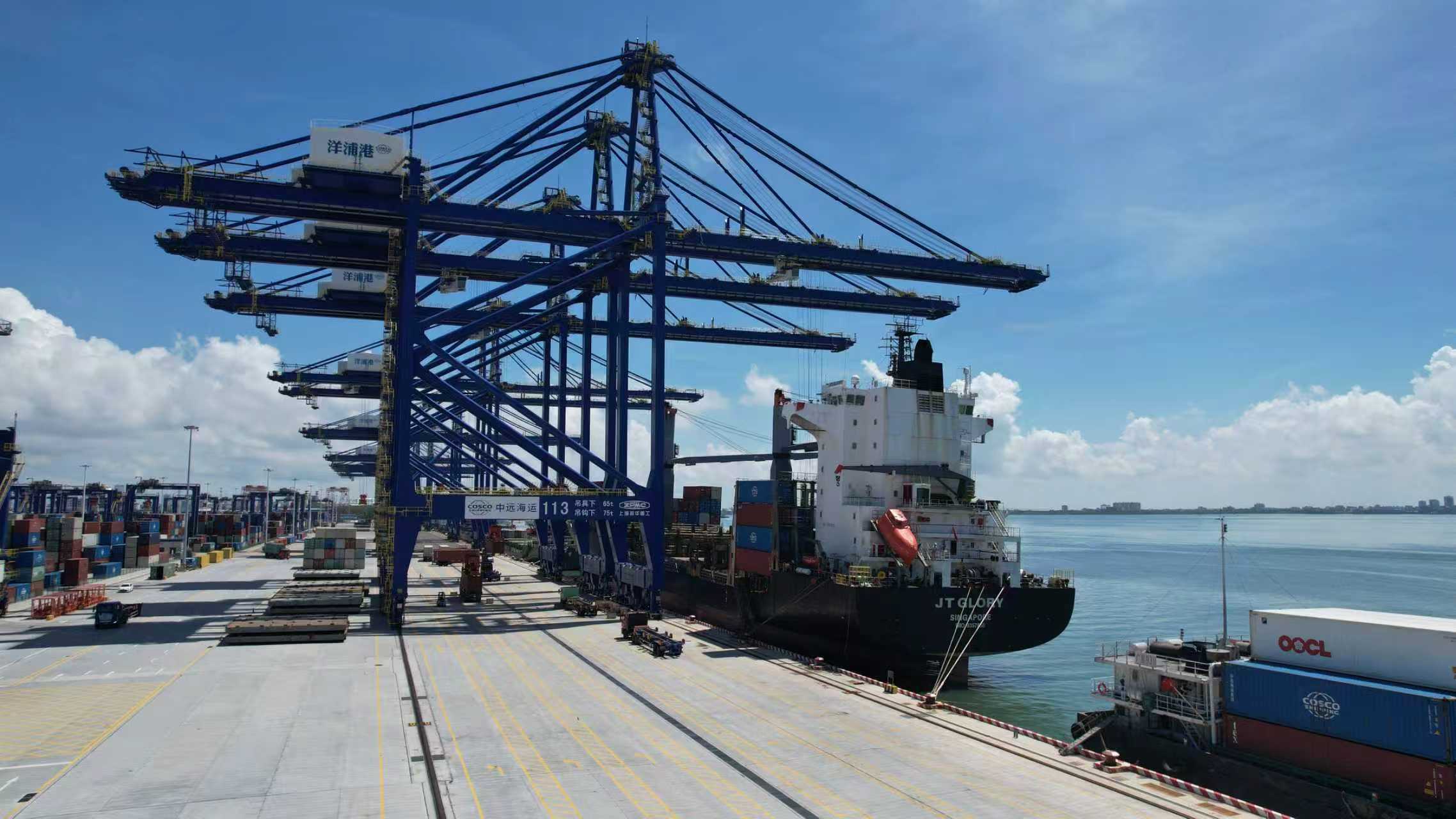 海南洋浦國(guó)際集裝箱碼頭。人民網(wǎng)記者 孟凡盛攝