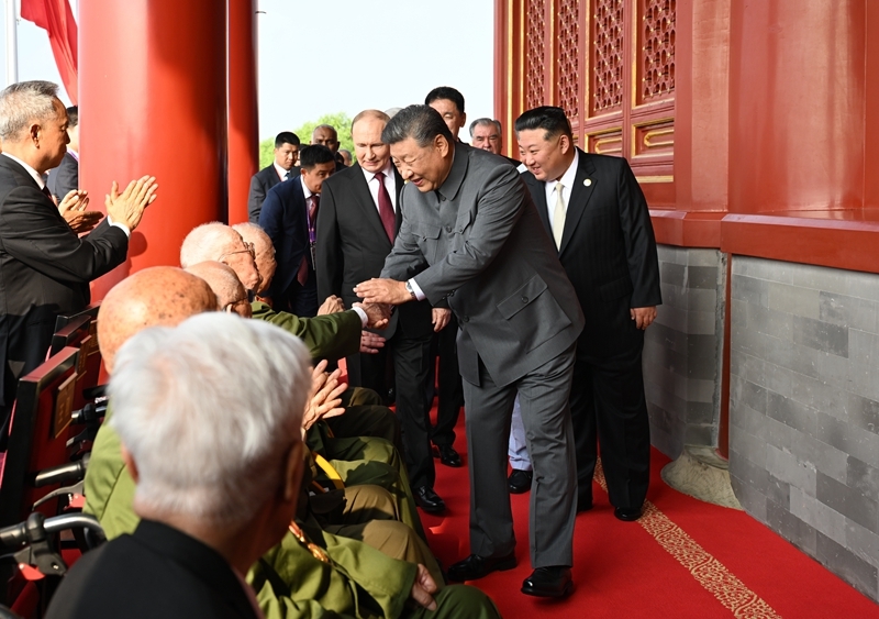 2025年9月3日，習(xí)近平總書記同抗戰(zhàn)老戰(zhàn)士老同志代表親切握手，向他們表示崇高敬意。