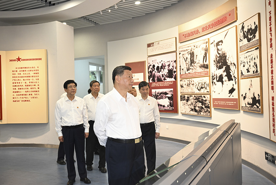 2024年10月15日至16日，中共中央總書記、國(guó)家主席、中央軍委主席習(xí)近平在福建考察。這是15日下午，習(xí)近平在漳州市東山縣谷文昌紀(jì)念館考察。新華社記者謝環(huán)馳攝