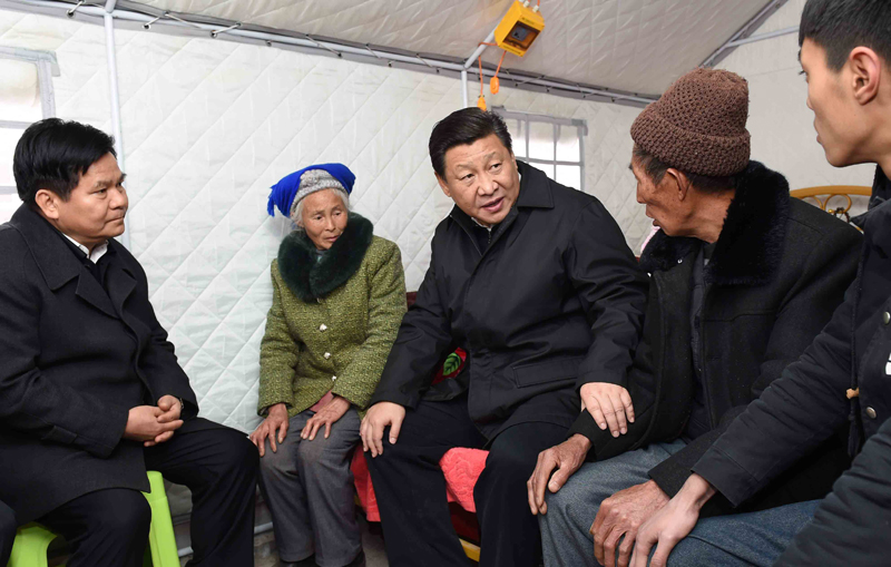 2015年1月19日，習(xí)近平總書記來到云南魯?shù)榭h小寨鎮(zhèn)甘家寨紅旗社區(qū)過渡安置點，看望受災(zāi)群眾甘正芬和她的老伴兒鄒體富。