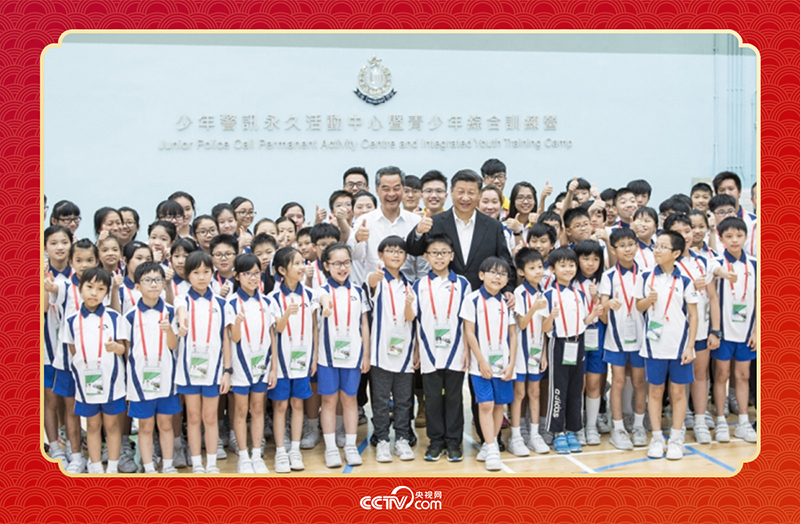 2017年6月30日上午，國(guó)家主席習(xí)近平來到香港少年警訊永久活動(dòng)中心暨青少年綜合訓(xùn)練營(yíng)考察，看望正在訓(xùn)練的香港青少年。這是習(xí)近平同少年警訊成員合影。