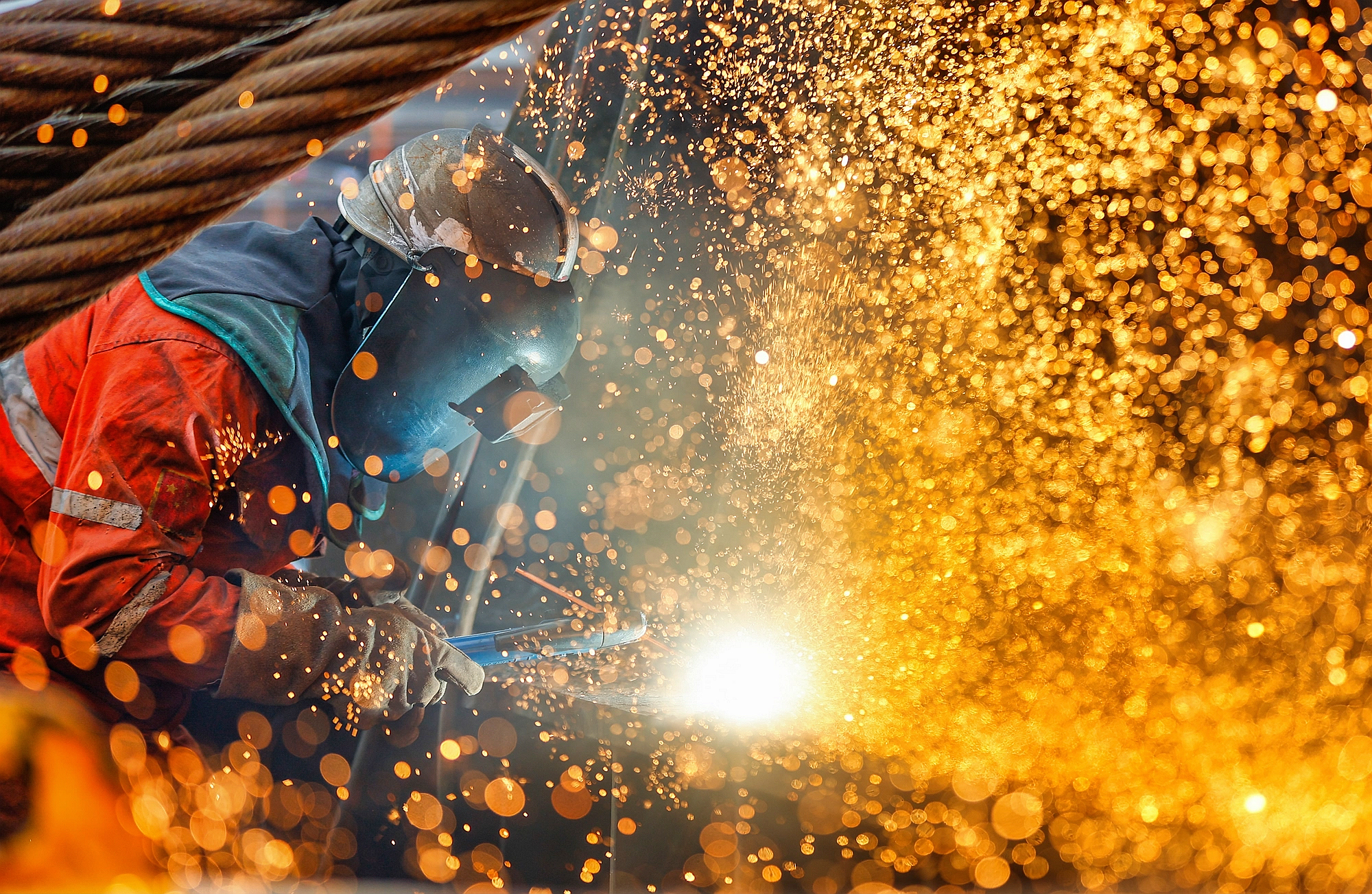 △ 2026年1月29日，在天津市濱海新區(qū)，海上油氣平臺(tái)建設(shè)工人進(jìn)行現(xiàn)場(chǎng)施工。