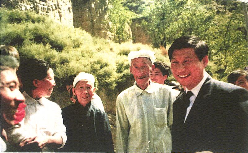 1993年9月27日，習(xí)近平回到梁家河看望鄉(xiāng)親們。