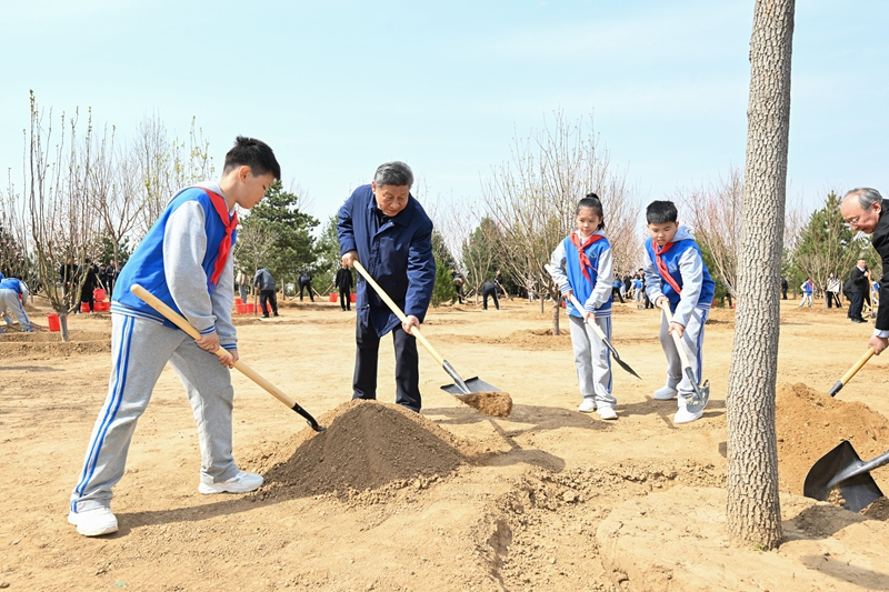 2025年4月3日，習(xí)近平總書記來到北京市豐臺區(qū)永定河畔參加首都義務(wù)植樹活動。