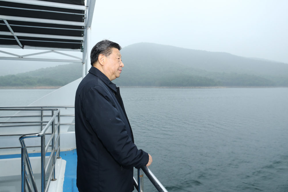 2021年5月13日下午，習(xí)近平總書記在河南南陽(yáng)乘船考察丹江口水庫(kù)。