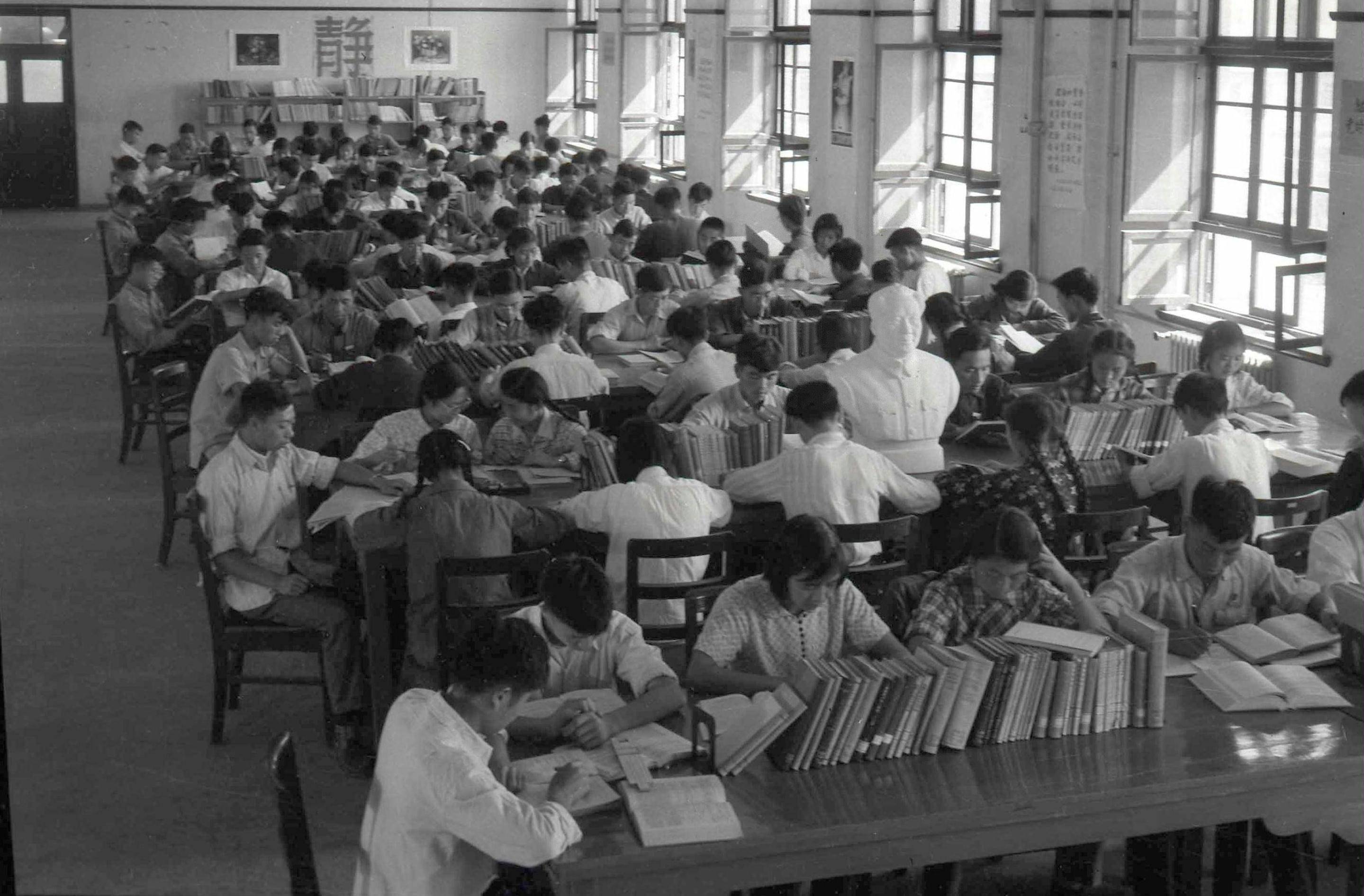 1959年，學(xué)生們?cè)谖鬟w后的交大校園圖書館閱覽室內(nèi)學(xué)習(xí)（資料照片）。