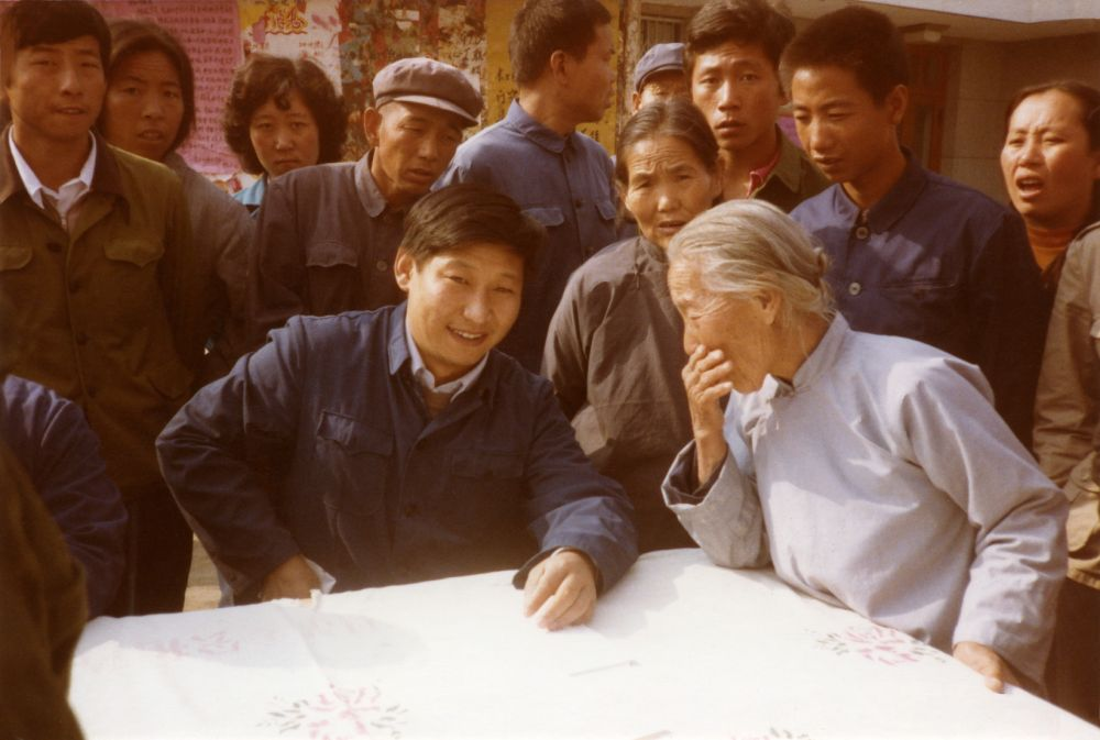 這是1983年，時(shí)任河北正定縣委書記的習(xí)近平，臨時(shí)在大街上擺桌子聽取老百姓意見。