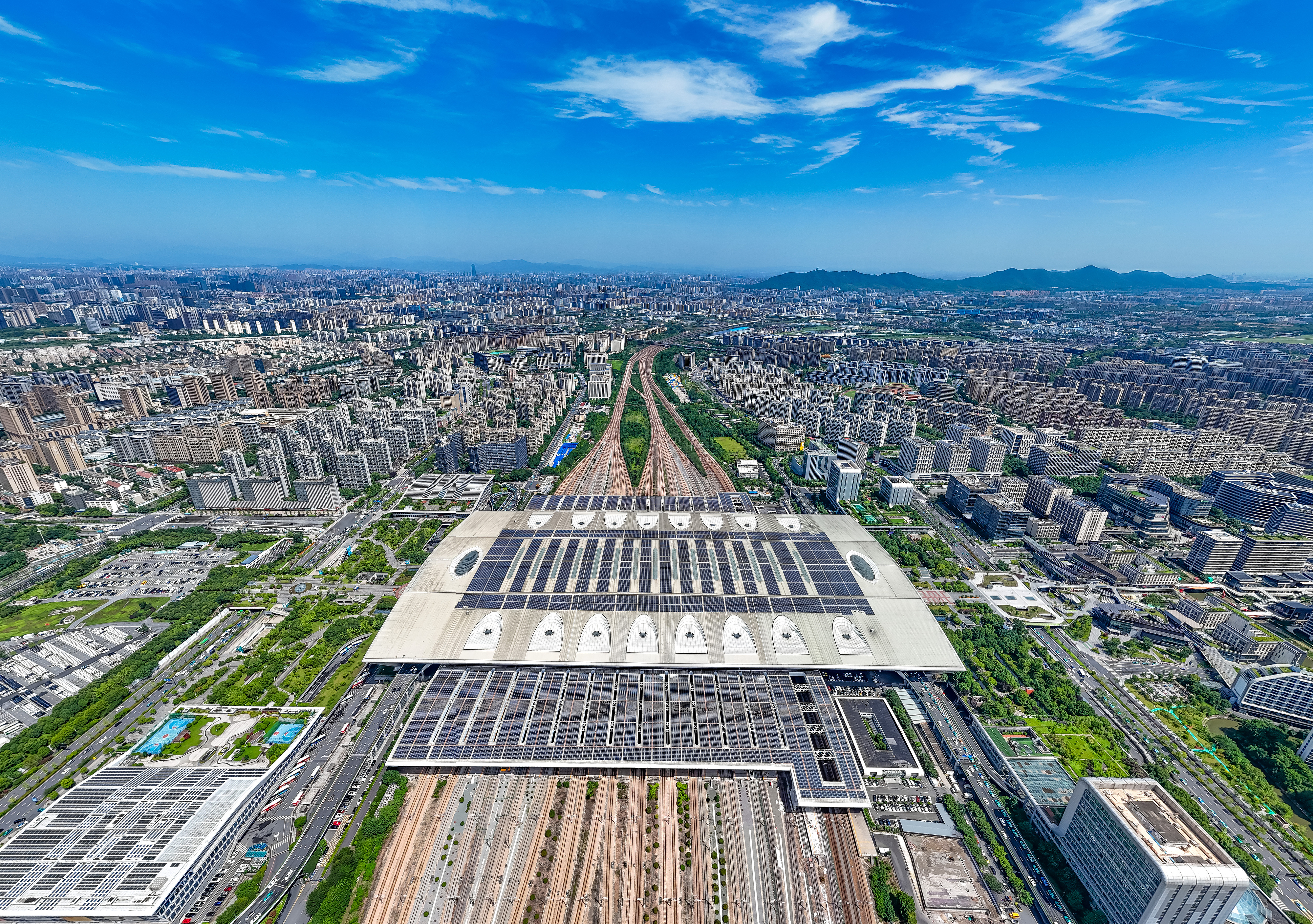 2025年10月29日，浙江杭州，航拍杭州東站站房屋頂及南北雨棚光伏發(fā)電方陣。