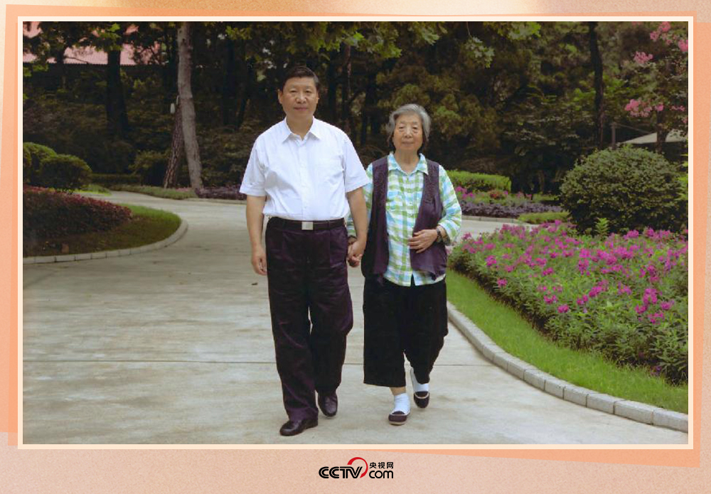習(xí)近平陪母親齊心散步。