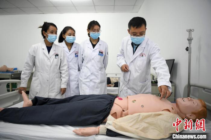 湖南中醫(yī)藥大學(xué)第一附屬醫(yī)院腦病科援藏醫(yī)生高曉峰(右一)為學(xué)生們進(jìn)行體格檢查教學(xué)。　楊華峰 攝