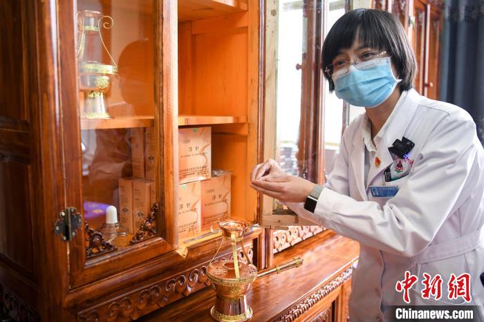 湖南中醫(yī)藥大學(xué)第一附屬醫(yī)院外治科援藏醫(yī)生譚濤介紹中醫(yī)和藏醫(yī)向結(jié)合的霍爾麥療法?！钊A峰 攝