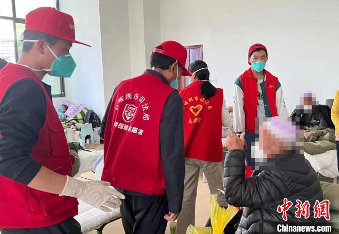 圖為得到妥善安置周到的服務，患者向志愿者豎起大拇指?！∪湛t市委宣傳部供圖