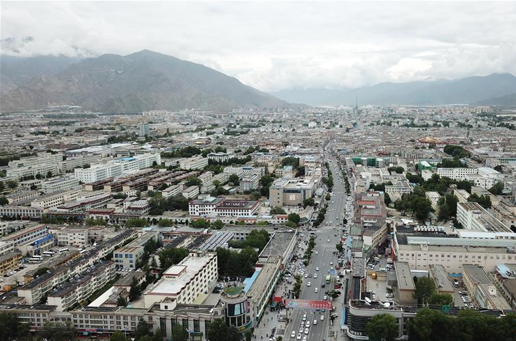 8?10日無(wú)人機(jī)拍攝的拉薩城市一景?新華社記?? 王益? ?.jpg