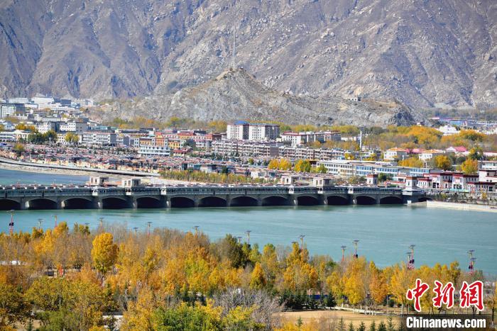 10月25日，被秋色點(diǎn)綴的拉薩河?！〗w波 攝