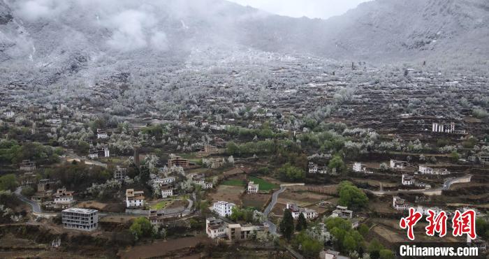 四川丹巴：雪后的古碉與藏寨美如畫(huà)