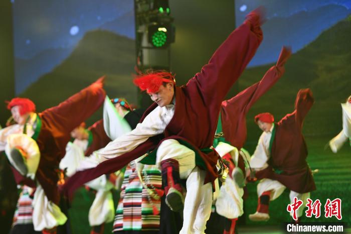 圖為演員在聯(lián)歡晚會(huì)上表演。　貢嘎來松 攝