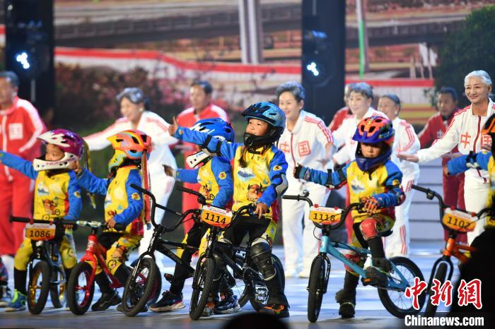 圖為拉薩市春節(jié)藏歷新年聯(lián)歡晚會(huì)錄制現(xiàn)場。　貢嘎來松 攝