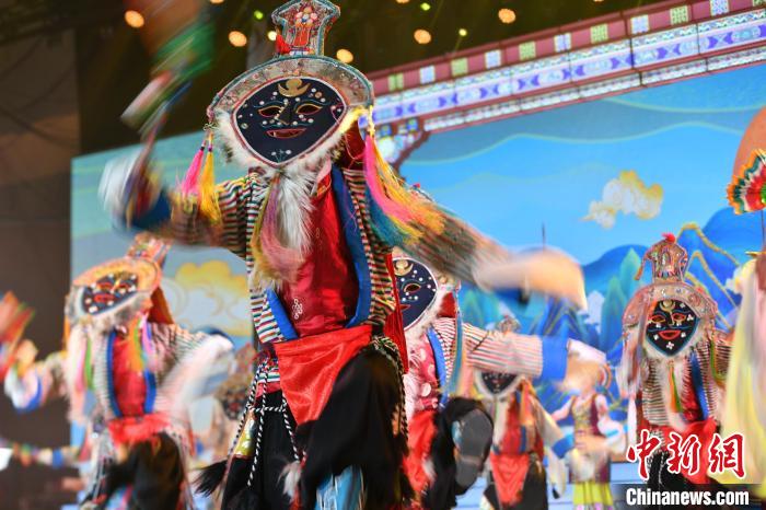 圖為演員在聯(lián)歡晚會(huì)上表演?！∝暩聛硭?攝