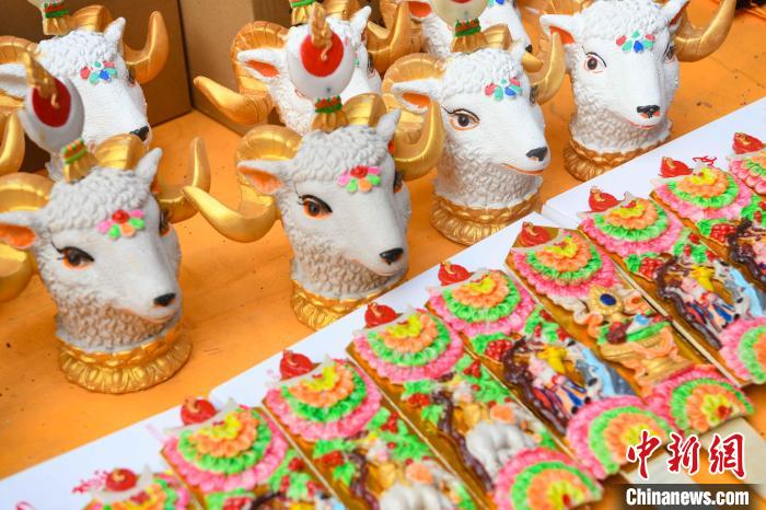 圖為拉薩市場上待售的吉祥羊頭?！∝暩聛硭?攝