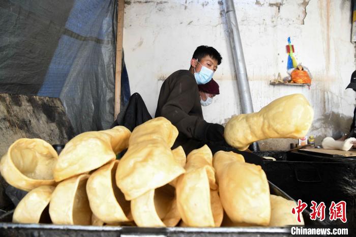 圖為拉薩手藝人制作藏歷新年供品“德卡”。　貢嘎來松 攝