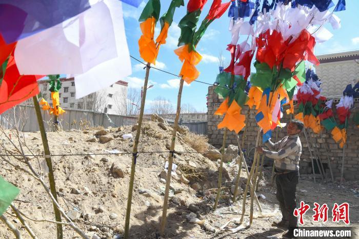 圖為拉薩街頭出售的五彩經(jīng)幡?！∝暩聛硭?攝