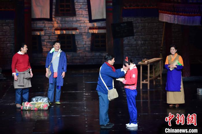 圖為西藏本土話劇《八廓街北院》演出現(xiàn)場?！∝暩聛硭?攝
