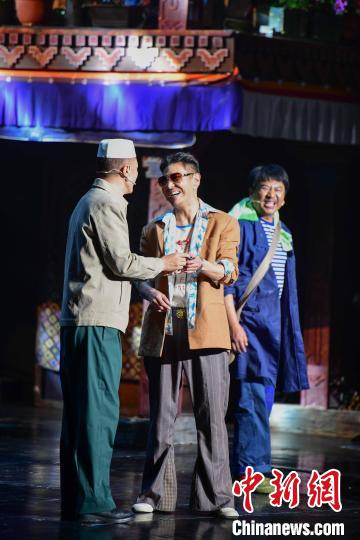 圖為西藏本土話劇《八廓街北院》演出現(xiàn)場?！∝暩聛硭?攝