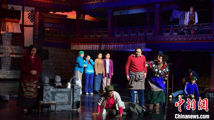 圖為西藏本土話劇《八廓街北院》演出現(xiàn)場?！∝暩聛硭?攝