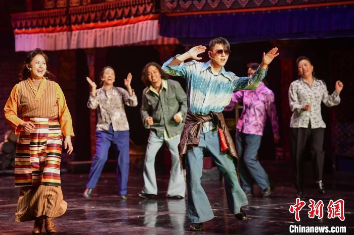 圖為西藏本土話劇《八廓街北院》演出現(xiàn)場?！?攝