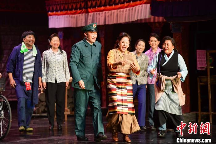 圖為西藏本土話劇《八廓街北院》演出現(xiàn)場?！∝暩聛硭?攝
