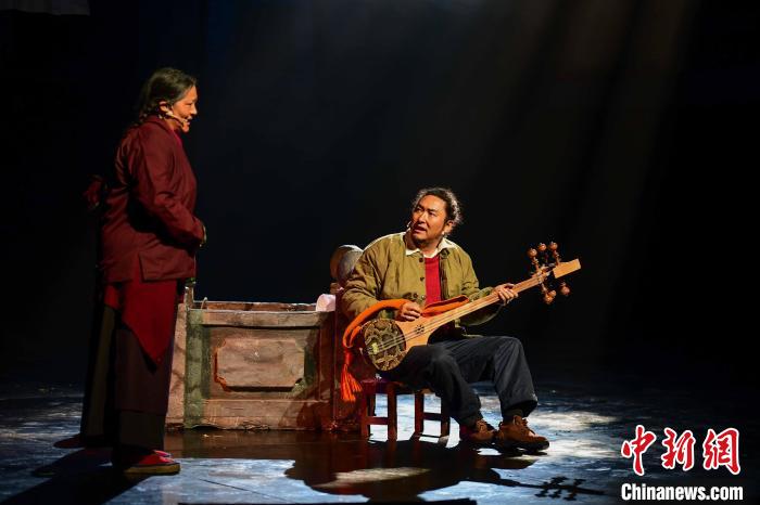 圖為西藏本土話劇《八廓街北院》演出現(xiàn)場。　貢嘎來松 攝