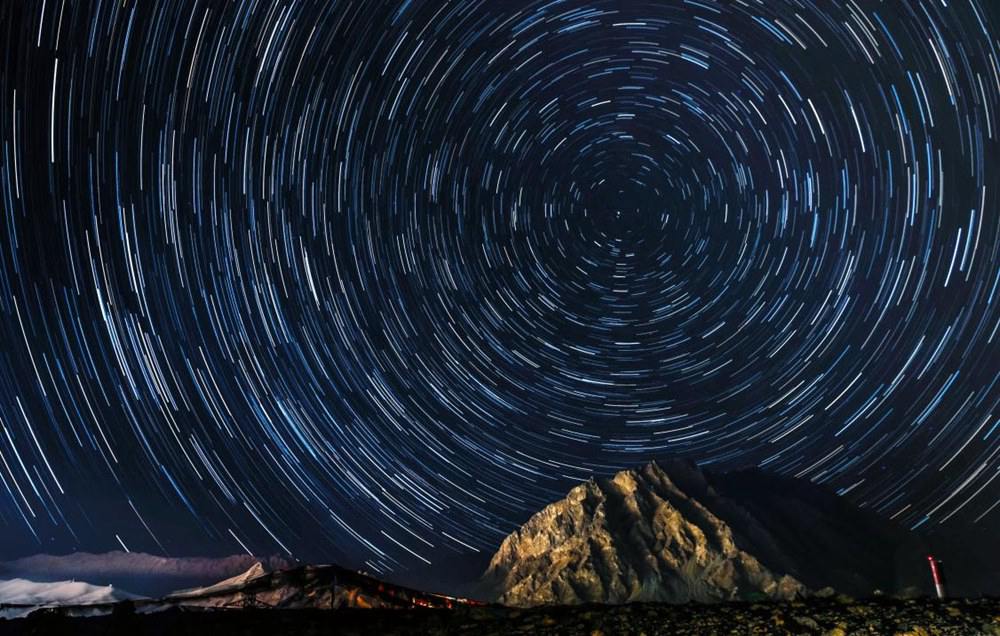 微微風簇浪，散作滿河星。貢覺群培攝