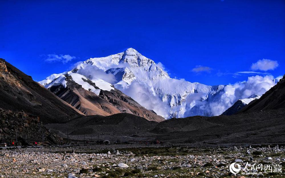 遠眺珠穆朗瑪峰。