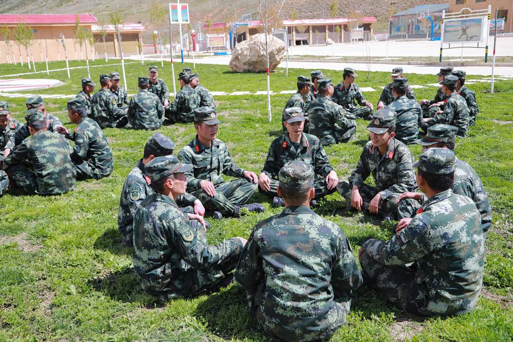 官兵正在開展“讀書分享”交流活動(dòng)。