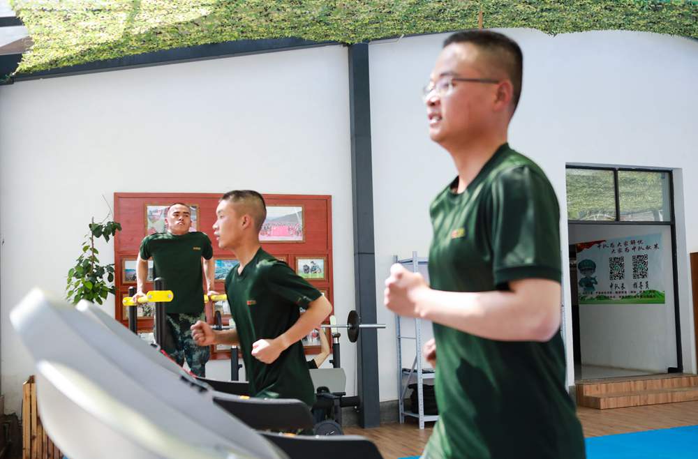 官兵正在新配發(fā)的跑步機(jī)上運(yùn)動(dòng)。