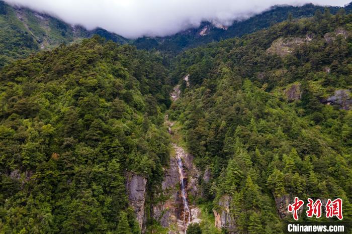 勒布溝的瀑布。　江飛波 攝