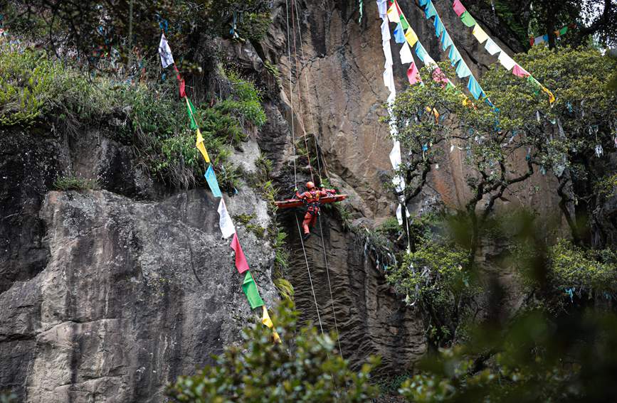 被困人員垂直提拉至安全位置。西繞拉翁攝