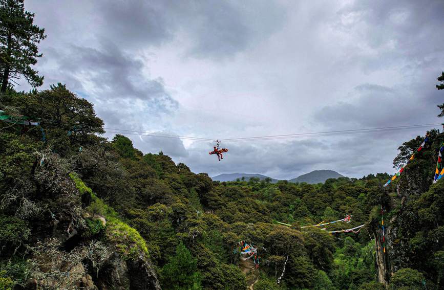 救援實戰(zhàn)訓(xùn)練中，消防員在云中漫步。西繞拉翁攝