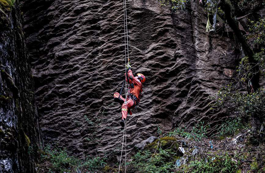 救援實戰(zhàn)訓(xùn)練中，消防員垂直攀爬。西繞拉翁攝