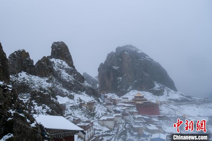 雍仲苯教孜珠寺風(fēng)光?！〗w波 攝