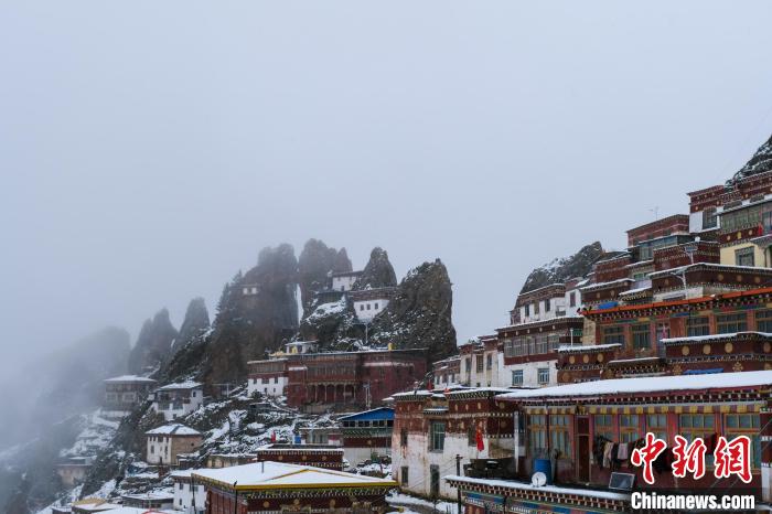 云霧環(huán)繞的孜珠寺。　江飛波 攝