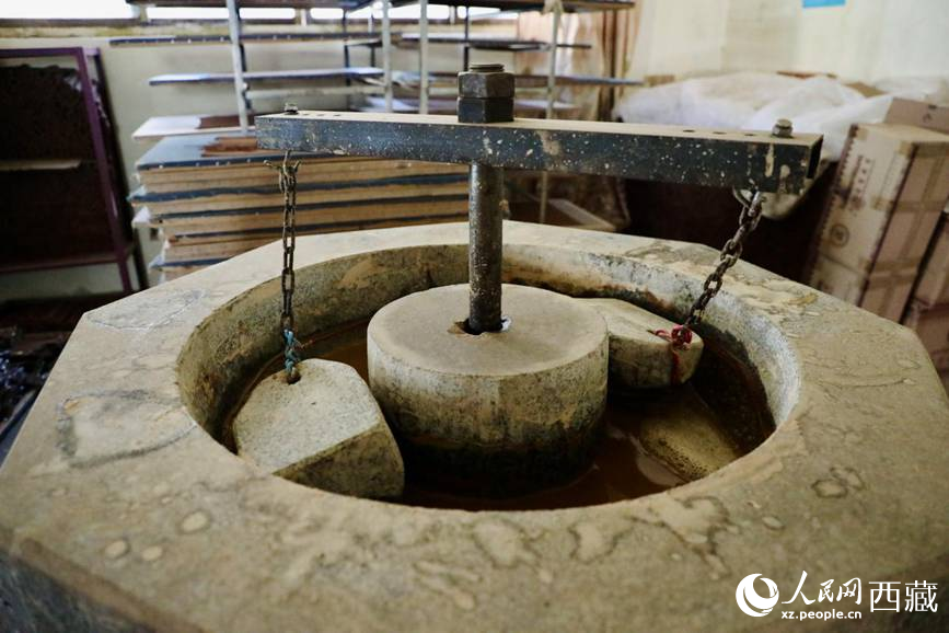 制作藏香的原料用石頭混合研磨。人民網(wǎng)記者 次仁羅布攝