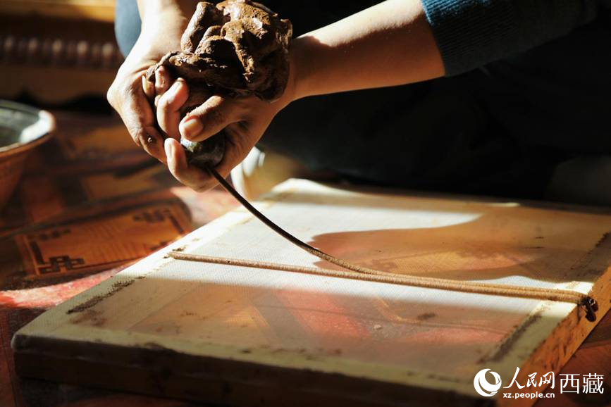 制作藏香過程。人民網(wǎng)記者 次仁羅布攝