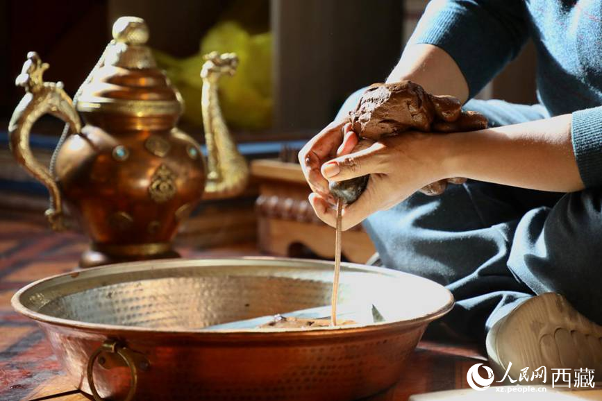 牛角鉆孔，將木泥擠出。人民網(wǎng)記者 次仁羅布攝