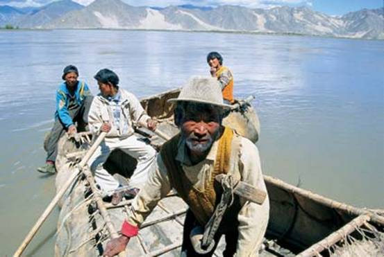 1圖 拉薩渡口的牛皮船。圖片來(lái)源《中國(guó)西藏》雜志.jpg
