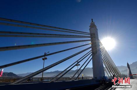 8圖 2013年11月27日納金大橋通車(chē)儀式。圖片來(lái)源：中新社。.jpg