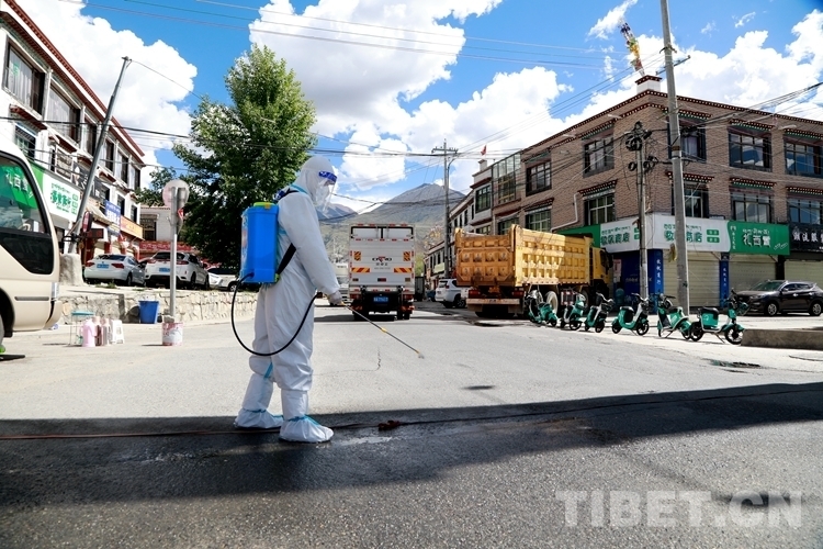 圖為梁耀輝對隔離繩進(jìn)行消毒 鄭宏強攝.jpg 圖為梁耀輝對隔離繩進(jìn)行消毒 鄭宏強攝.jpg