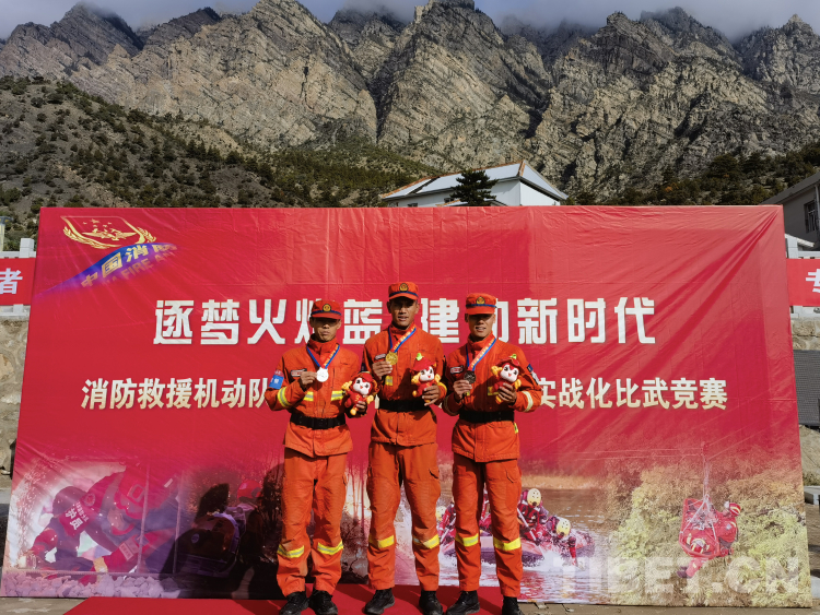 圖為巴桑旺堆奪得8000米負重越野冠軍.jpg 圖為巴桑旺堆奪得8000米負重越野冠軍.jpg